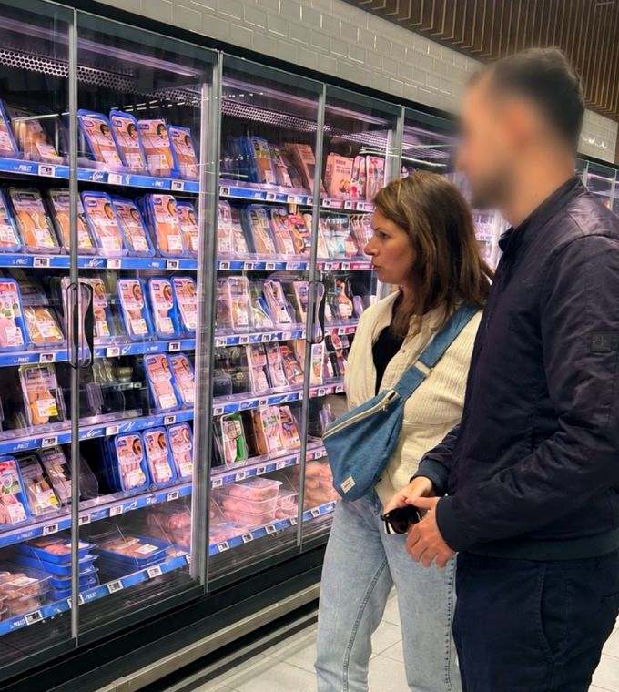 Accompagnement d'un consommateur en magasin, devant le rayon